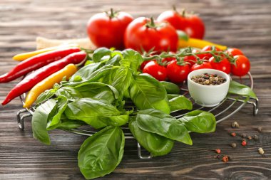 Taze fesleğen, biber, baharat ve ahşap arka plan domates