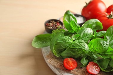 Taze fesleğen, baharat ve açık renkli domates ile stand