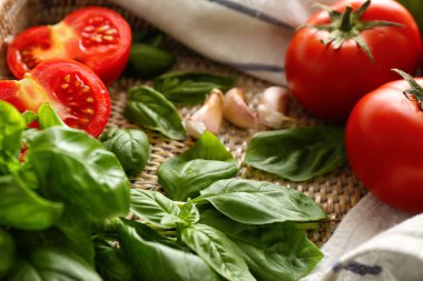 Taze fesleğen, sarımsak ve domates hasır tepsi, portre