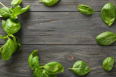 Ahşap arka plan üzerinde taze fesleğen çerçeve yaptı