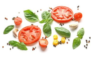 Baharatlar ve beyaz zemin üzerine domates kompozisyonu