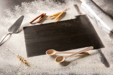 Un ve mutfak aletleri koyu arka plan üzerinde çerçeve yaptı