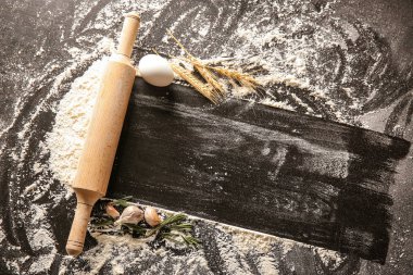 Oklava ve un koyu arka plan üzerinde metin için yer ile kompozisyon