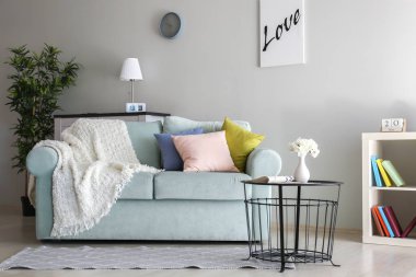 Oturma odasının içinde rahat bir kanepe.