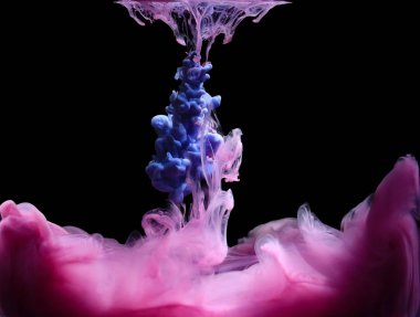 Boya koyu arka plan üzerinde soyut sıçrama