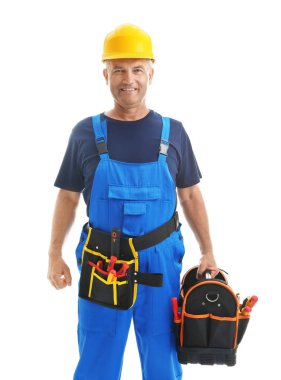 Olgun erkek elektrikçi beyaz arka plan üzerinde Araçlar çantalı