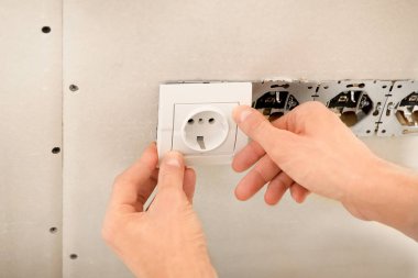 Erkek elektrikçi düz, closeup yuvaya onarma