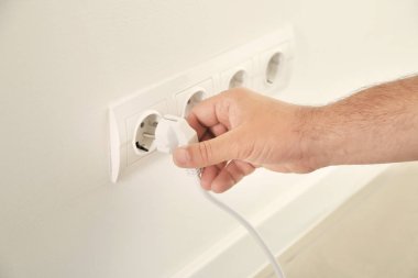 Erkek elektrikçi, bakım kolaylığı, closeup kontrol için prize tak ekleme
