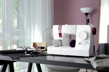 Dikiş Makinası Aksesuarları terzi atölyesi tablo ile