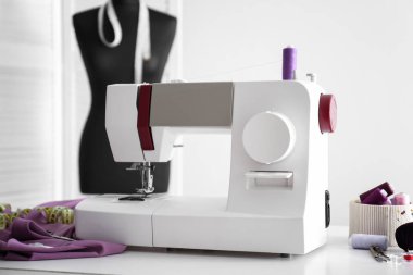 Dikiş Makinası Aksesuarları terzi atölyesi tablo ile