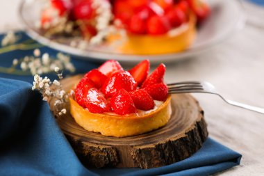 Çilek tablo ile lezzetli tartı