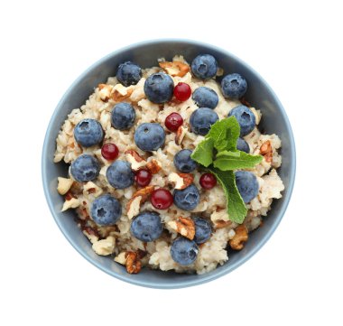 Taze meyveleri ve beyaz zemin üzerine fındık ile lezzetli yulaf ezmesi