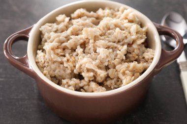 Gri zemin üzerine lezzetli yulaf ezmesi ile servis