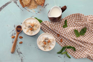 Lezzetli yulaf ezmesi ve renk arka plan üzerinde süt kompozisyonu