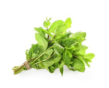 Beyaz arka plan üzerinde taze nane demet