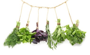 Beyaz arka plan üzerinde taze ot demetleri