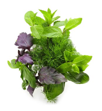 Beyaz arka plan üzerinde taze ot demetleri