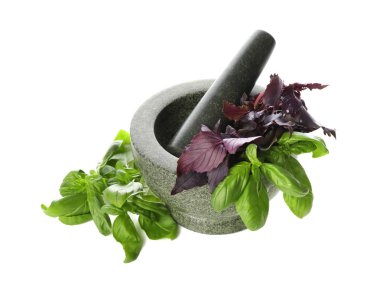 Taze otlar ve beyaz arka plan üzerinde havaneli harç