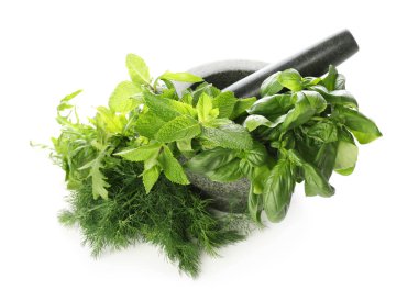 Taze otlar ve beyaz arka plan üzerinde havaneli harç