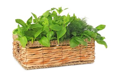 Beyaz arka plan üzerinde taze otlar ile hasır kutu