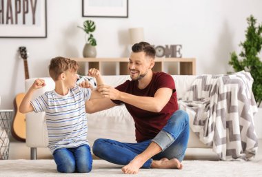 Küçük bir çocuk ve babası evde birlikte vakit