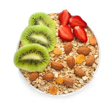 Çiğ yulaf ezmesi, meyve ve fındık beyaz arka plan üzerinde ile kase