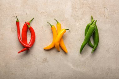 Işık arka plan üzerinde farklı taze biber