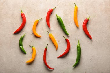 Işık arka plan üzerinde farklı taze biber