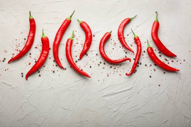 Işık arka plan üzerinde taze biber