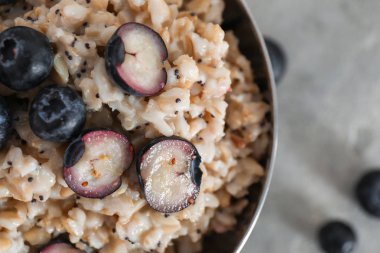 Kase lezzetli yulaf ezmesi ve tablo, closeup çilek ile