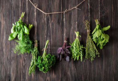 Demet ahşap arka plan üzerinde farklı otlar