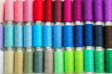 Beyaz arka plan üzerinde farklı dikiş ipliği