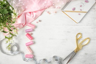 Çerçeve rengi konu ve dikiş aksesuarları Beyaz ahşap zemin üzerine yapılmış