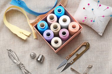 Renk konu ve gri kumaş dikiş aksesuarları ile kutu