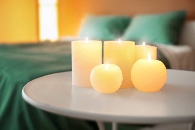 İçerideki masada mum yakmak.