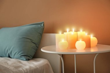 İçerideki masada mum yakmak.