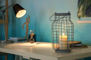 Masada kapalı yanan mum