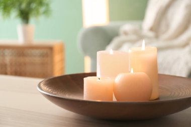 İçerideki masada mum yakmak.