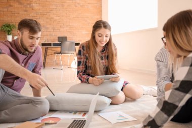Ofiste çalışan iş takım toplantısı