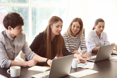 Ofiste çalışan iş takım toplantısı