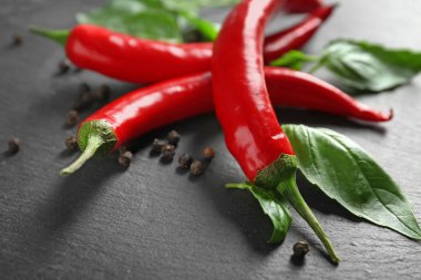 Koyu arka plan, closeup üzerinde taze biber