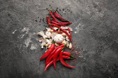 Grunge arka plan üzerinde taze baharatlar ile kompozisyon