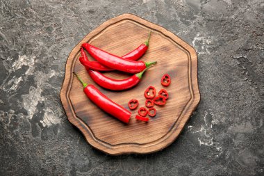 Kurulu grunge arka plan üzerinde taze biber ile