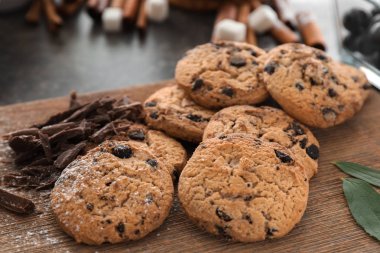 Ahşap masa, closeup üzerinde çikolata parçaları ile lezzetli kurabiyeler