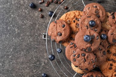 Karanlık masada lezzetli çikolatalı kurabiye ile kabin soğutma