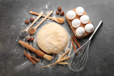 Gri masada ekmek hazırlanması için malzemeler