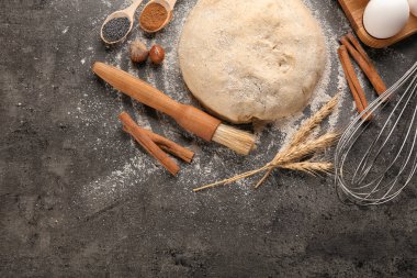 Gri masada ekmek hazırlanması için malzemeler