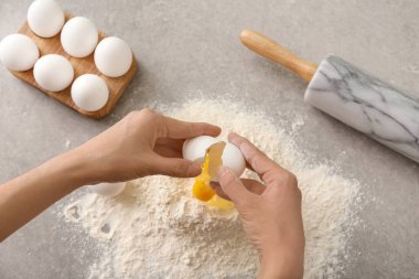 Masa lambası hamur hazırlama kadın