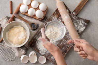 Masa lambası hamur hazırlama kadın