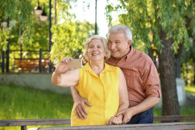 Mutlu olgun çift alarak selfie Park